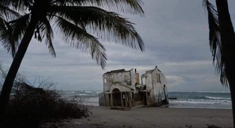 Ninguém sabe exatamente como esse casarão foi parar na praia