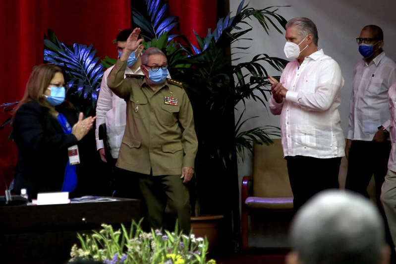 Raúl Castro renuncia após 62 anos na cúpula do poder em Cuba